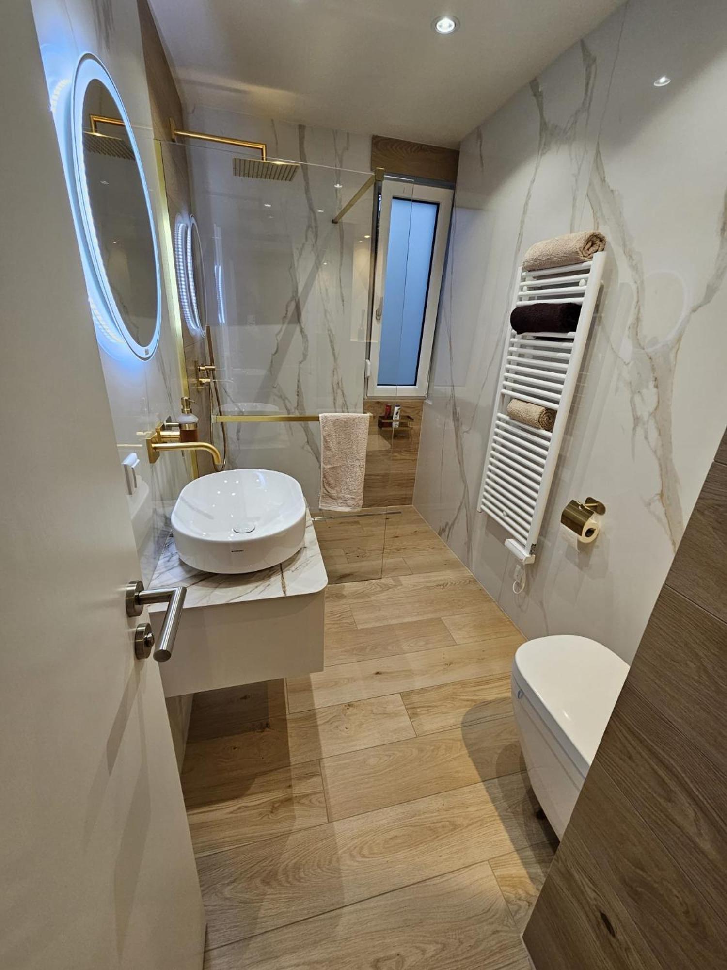 Zu Gast Im Goldparadies, Apartment